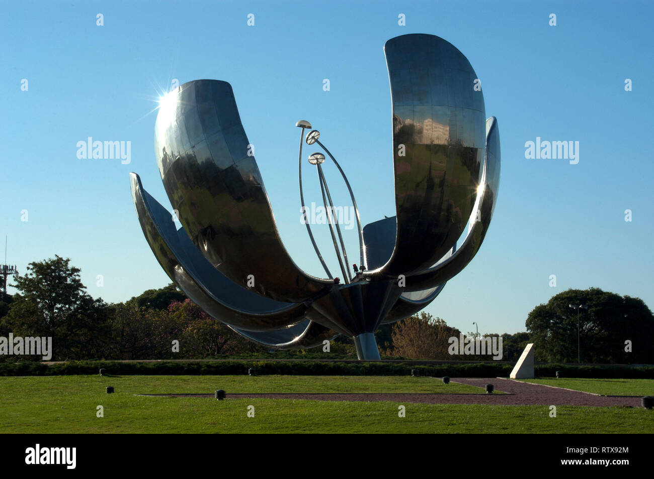 "Floralis generica", a steel flower sculpture by Eduardo Catalano located in Plaza de Las Naciones Unidas, Buenos Aires, Argentina Stock Photo