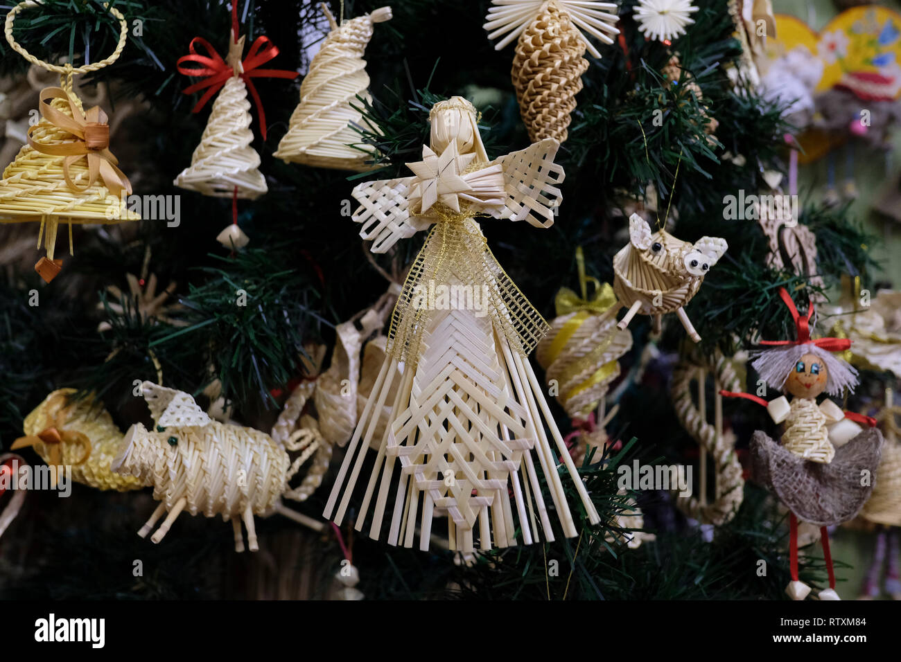 https://c8.alamy.com/comp/RTXM84/traditional-christmas-decorations-made-from-straw-in-belarus-RTXM84.jpg