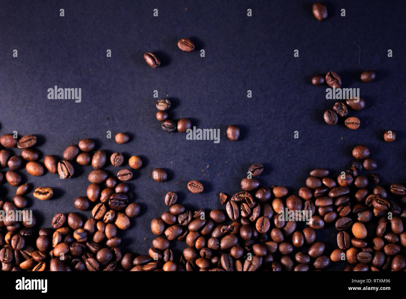 Roasted coffee beans isolated, black background Stock Photo - Alamy