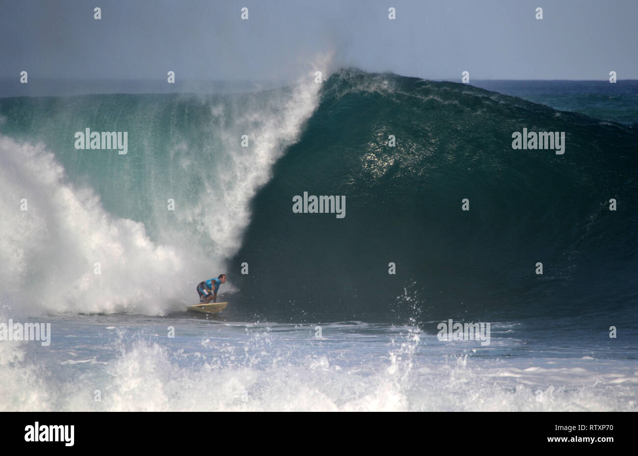 Big wave hawaii hi-res stock photography and images - Alamy