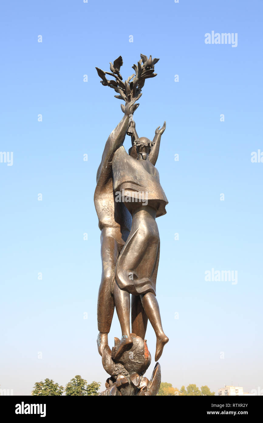 statue of men and women Stock Photo - Alamy