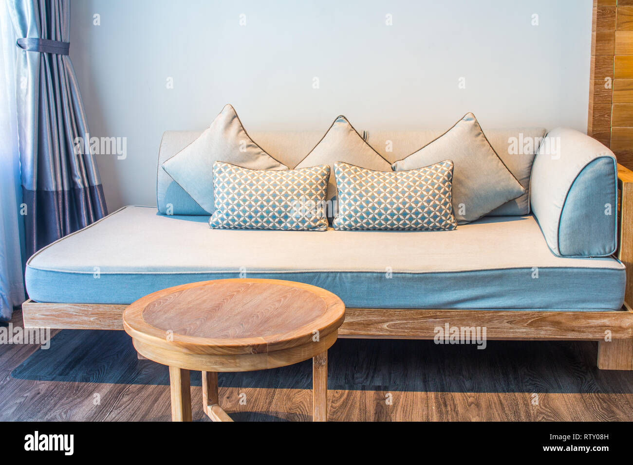 Featured image of post Wooden Minimalist Sofa Design