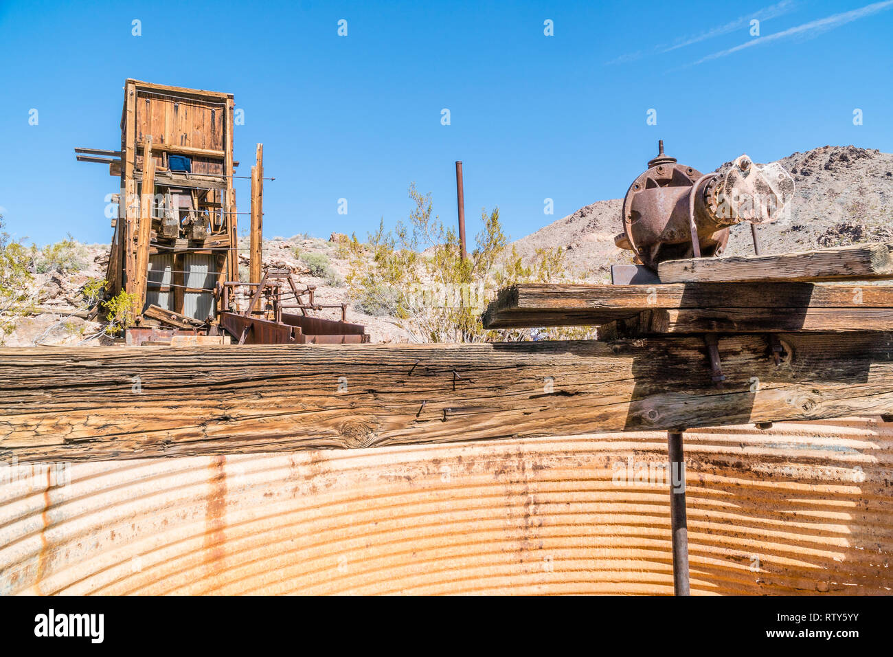 Rusted metal mining equipment at the Inyo Mine. The Inyo Mine ruins were a part of the Echo-Lee mining district located in the Echo Canyon in Death Va Stock Photo