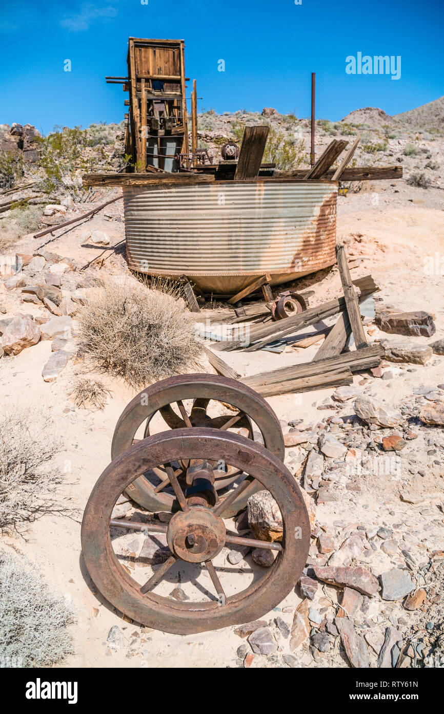 Rusted metal mining equipment at the Inyo Mine. The Inyo Mine ruins were a part of the Echo-Lee mining district located in the Echo Canyon in Death Va Stock Photo