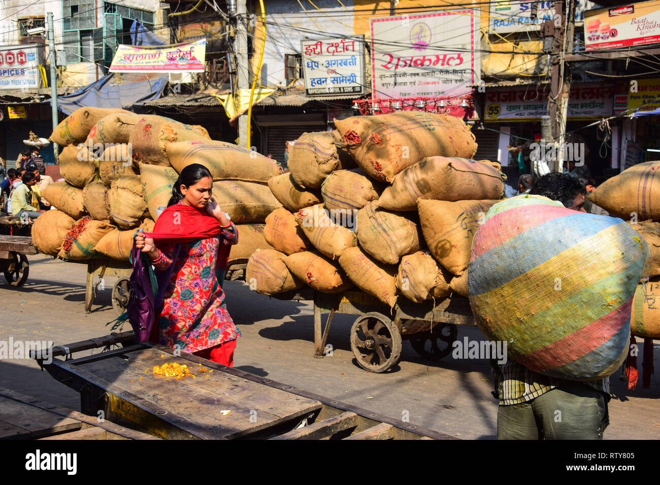 Indian woman walks through Khari Baoli,  Bustling Indian Wholesale Spice Market, Old Delhi, India Stock Photo