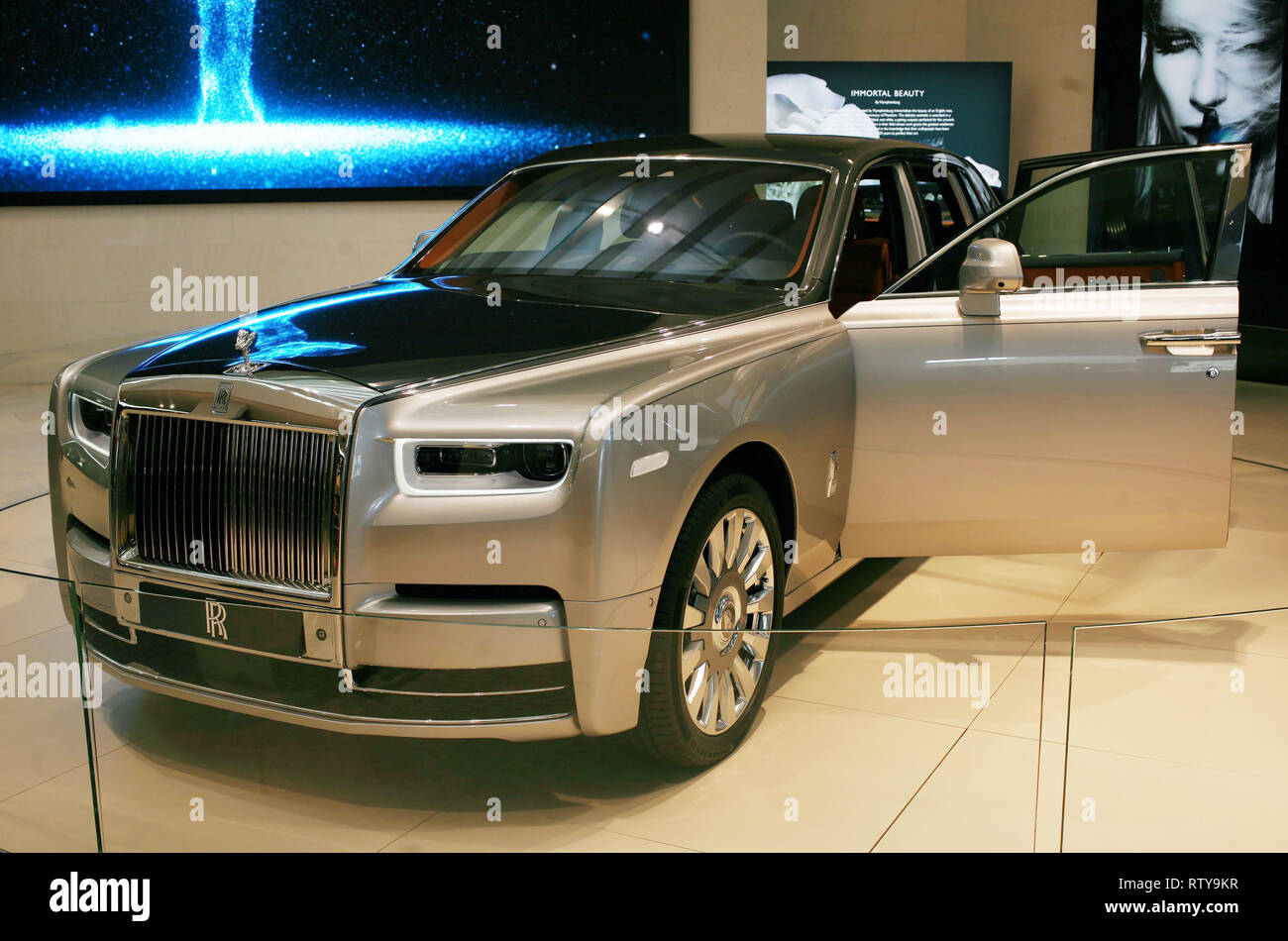 File:Rolls-Royce Phantom VIII 001.jpg - Wikimedia Commons