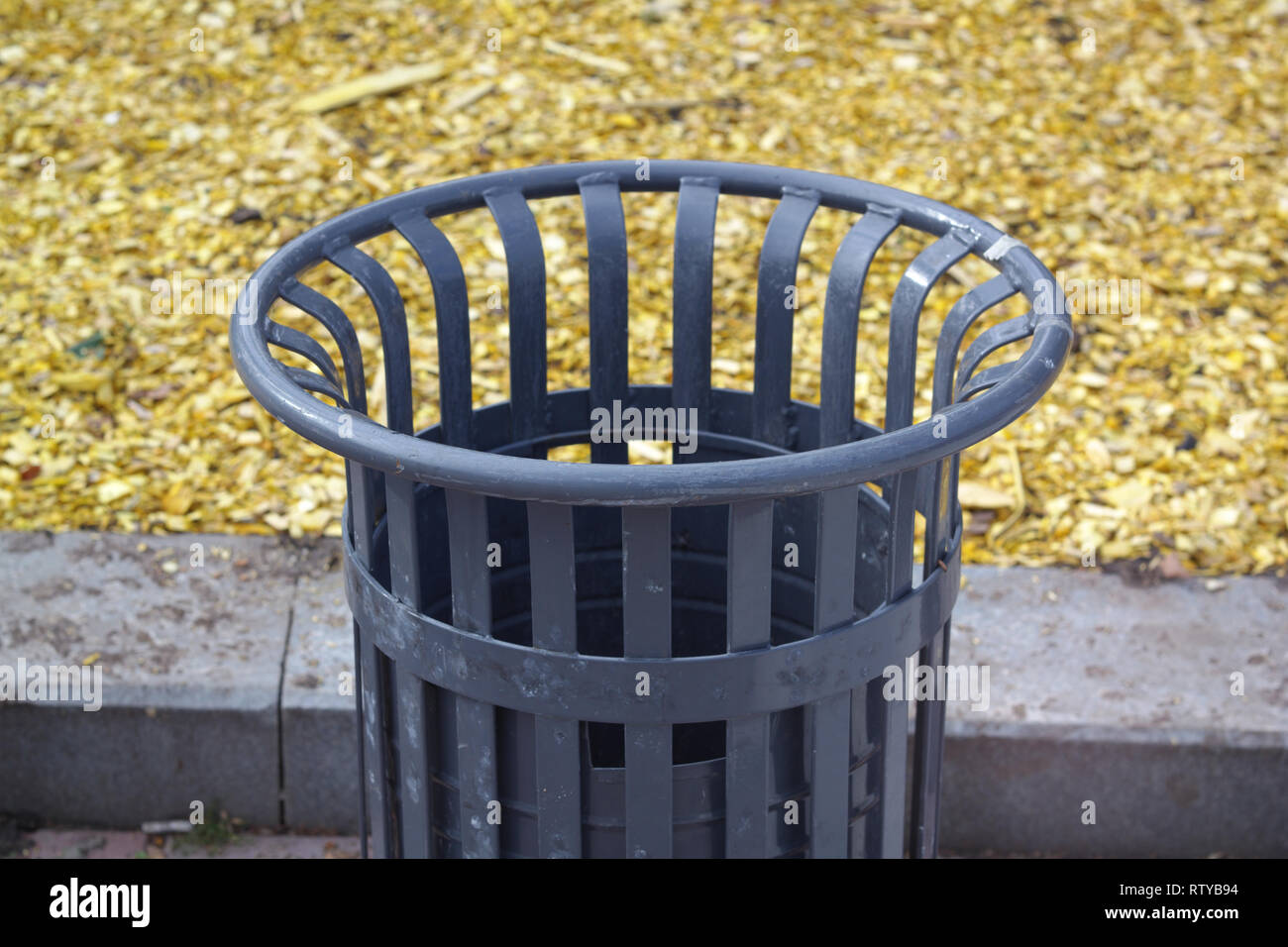 empty recycle bin Stock Photo Alamy