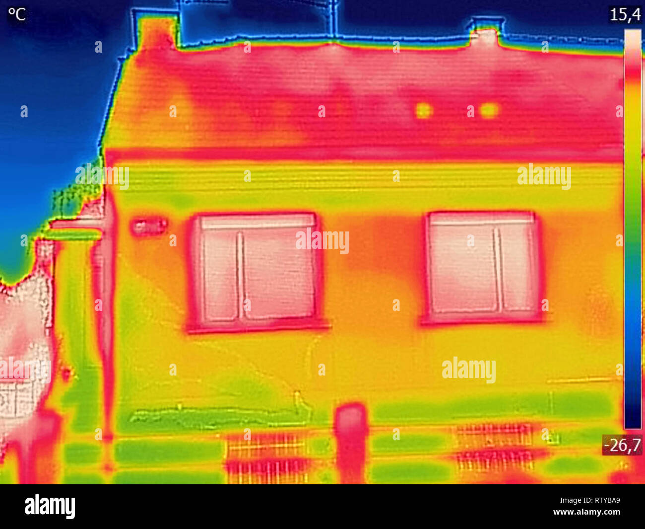 https://c8.alamy.com/comp/RTYBA9/detecting-heat-loss-outside-building-using-thermal-camera-RTYBA9.jpg