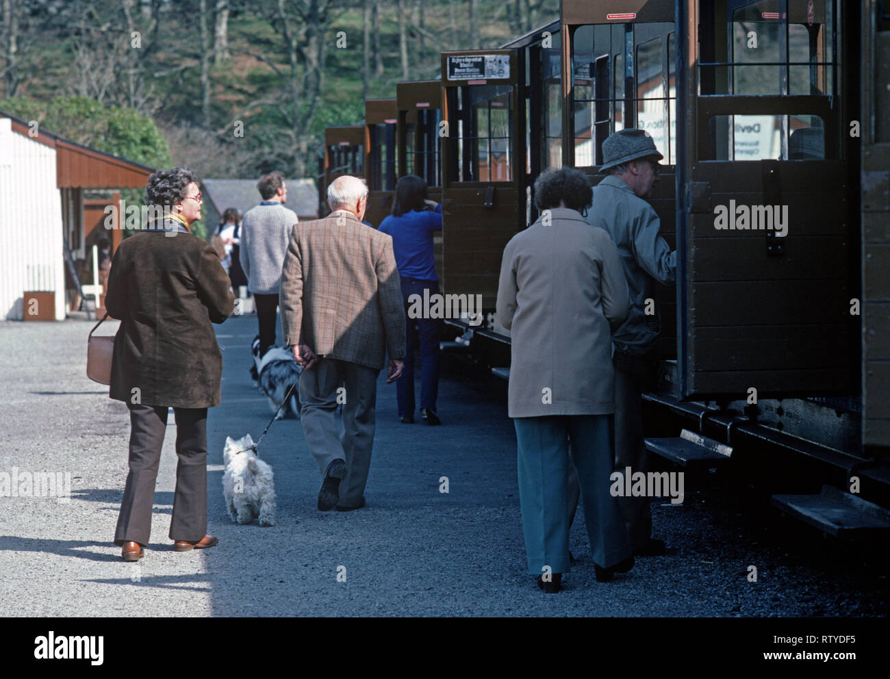 https://c8.alamy.com/comp/RTYDF5/steam-train-passengers-at-devils-bridge-vale-of-rheidol-line-british-rail-last-operating-steam-trains-wales-RTYDF5.jpg