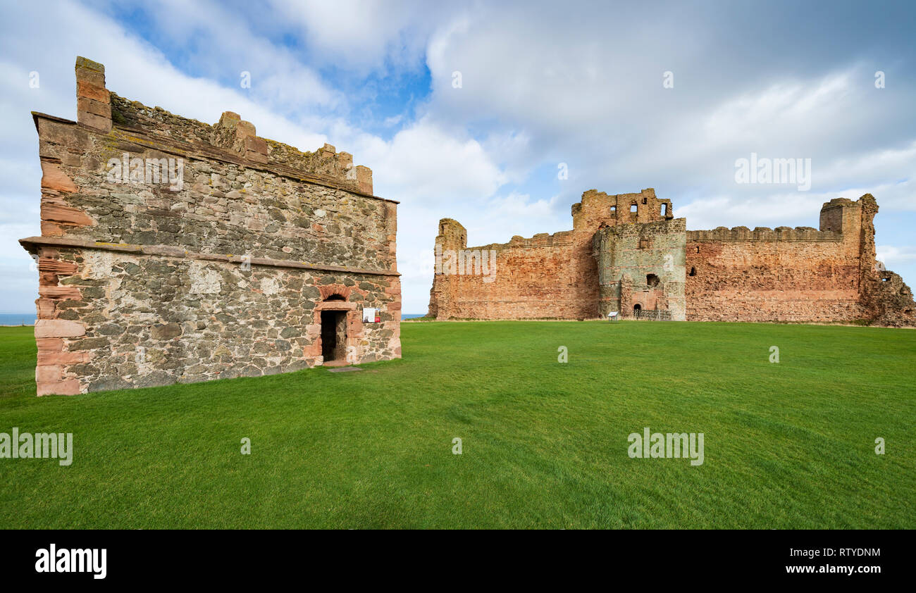 Tantallon Castle in East Lothian , Scotland , UK Stock Photo