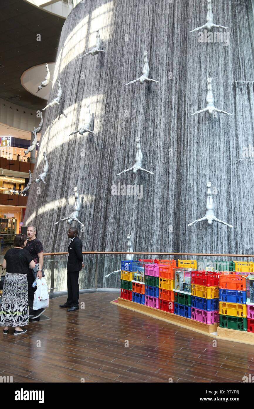DUBAI, UAE - NOVEMBER 22, 2017: Shoppers visit the Human Waterfall art  piece at Dubai Mall. It is the largest mall in the world by total area with  502 Stock Photo - Alamy