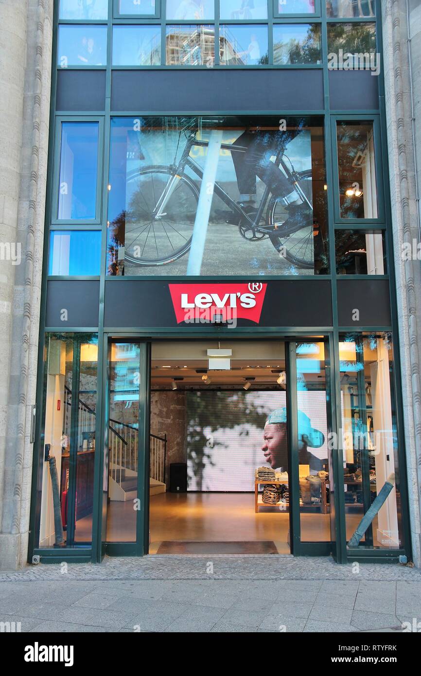 BERLIN, GERMANY - AUGUST 27, 2014: Levi's fashion store at (Ku'Damm) Avenue  in Berlin. Levi Strauss & Co is a denim brand with 2,800 stores worldwide  Stock Photo - Alamy