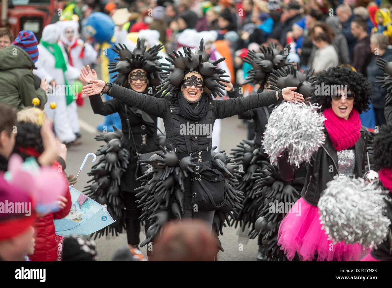 Erfurt, Germany. 03rd Mar, 2019. Fools call into the crowd at the carnival procession of the Erfurt Carnival Community (GEC). Thuringia's largest carnival parade attracts around 2500 participants in 55 groups and 75 cars on a two-and-a-half-kilometre route to the cathedral square. Credit: Michael Reichel/dpa/Alamy Live News Stock Photo