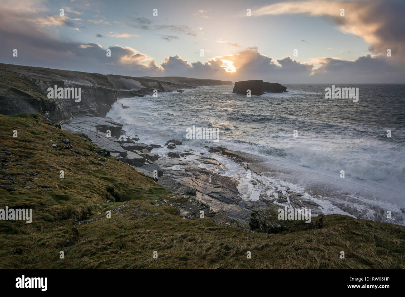 Loop Head in County Clare in Ireland with a view of Oileán an Fhéarain (Illaunonearaun) Stock Photo