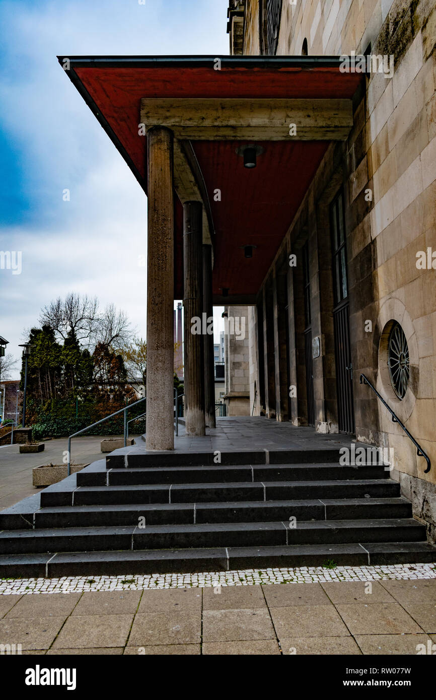 Portland Stone Build Stone gothic style building facade hi-res stock photography and images ...