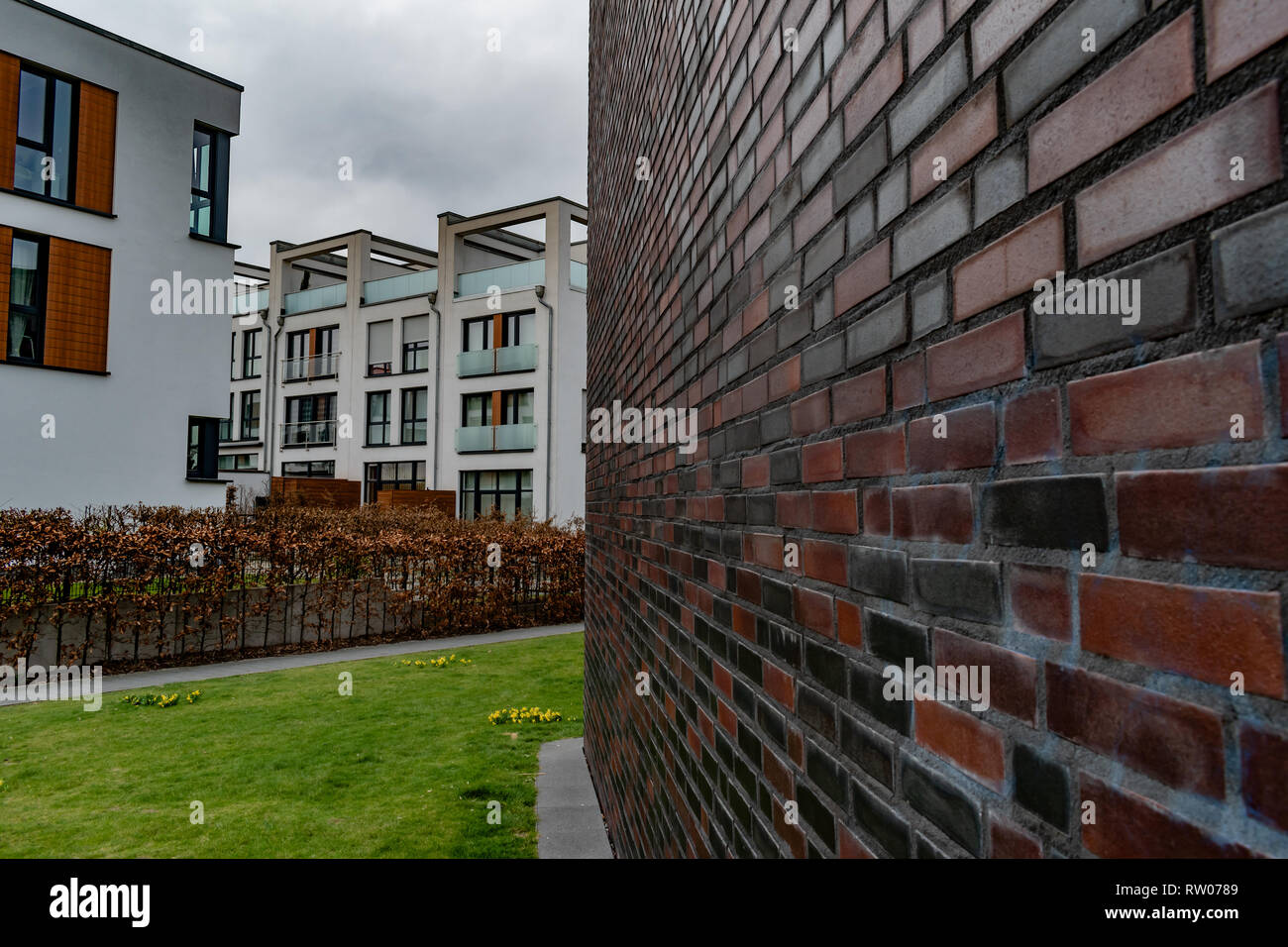 Side wall leading lines towards modern apartment complex Stock Photo