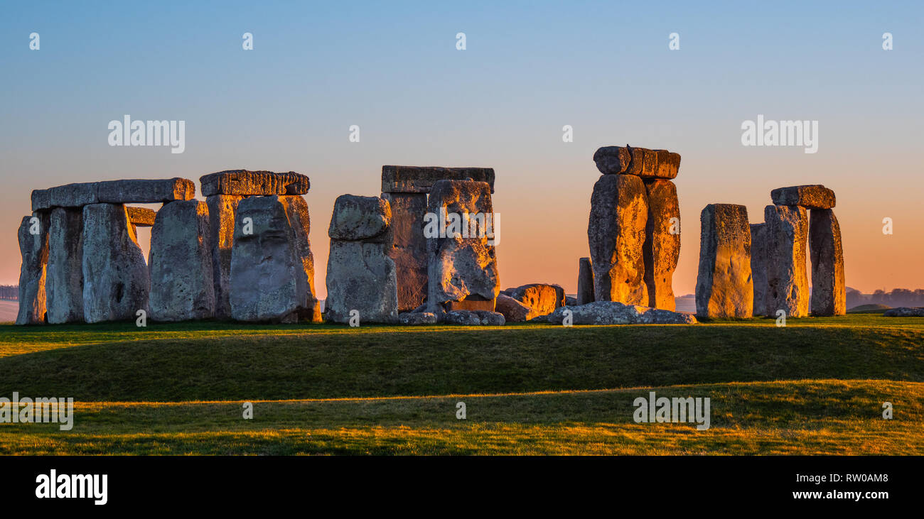 World famous rocks of Stonehenge in England Stock Photo - Alamy