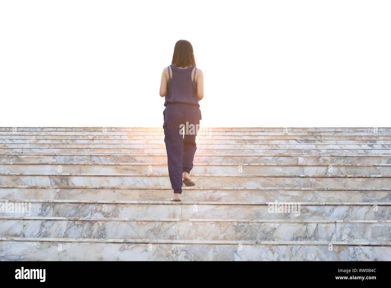 подняться позади. человек над обрывом. подниматься в гору. мужик по карьерной лестнице. человек на вершине.