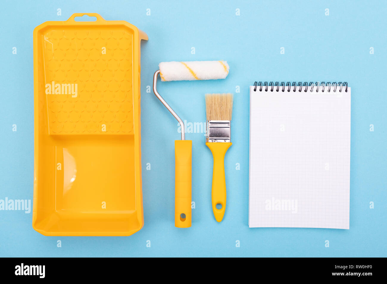 Paint tools. Paint brush and roller with tray for paint Stock Photo Alamy