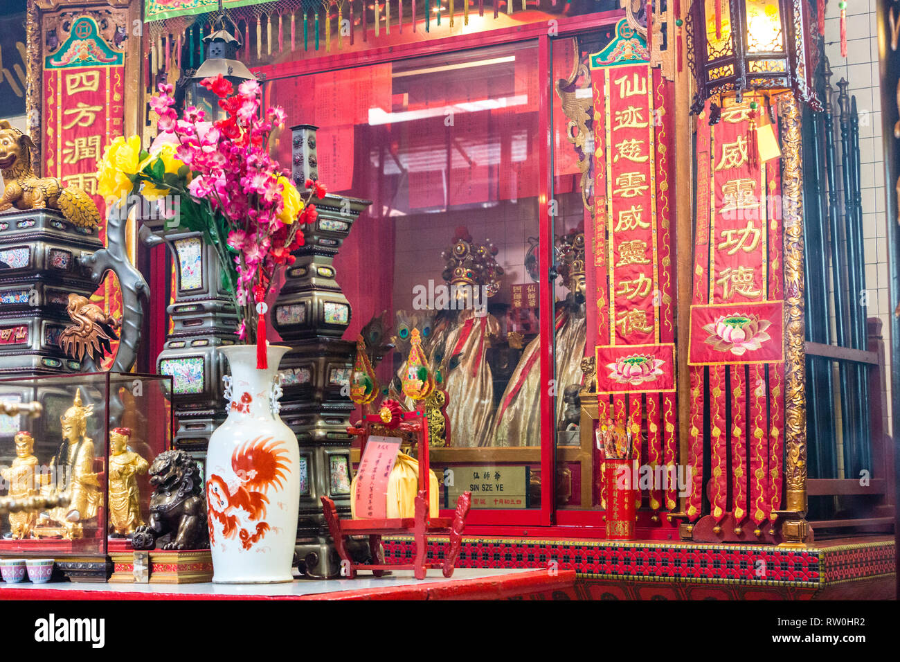Sin Sze Si Ya Taoist Temple, Chinatown, Kuala Lumpur, Malaysia.  Founder Deities Sin Sze Ya and Si Sze Ya behind Table of Offerings. Stock Photo