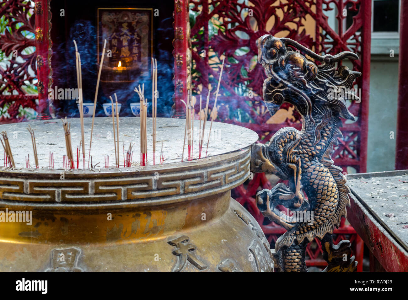 Sin Sze Si Ya Taoist Temple, Chinatown, Kuala Lumpur, Malaysia.  Dragon Guarding Incense Urn and Joss Sticks.  Oldest Taoist temple in KL (1864). Stock Photo