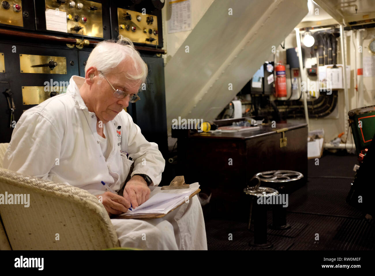 engineer-in-engine-room-on-paddle-steamer-waverley-trip-round