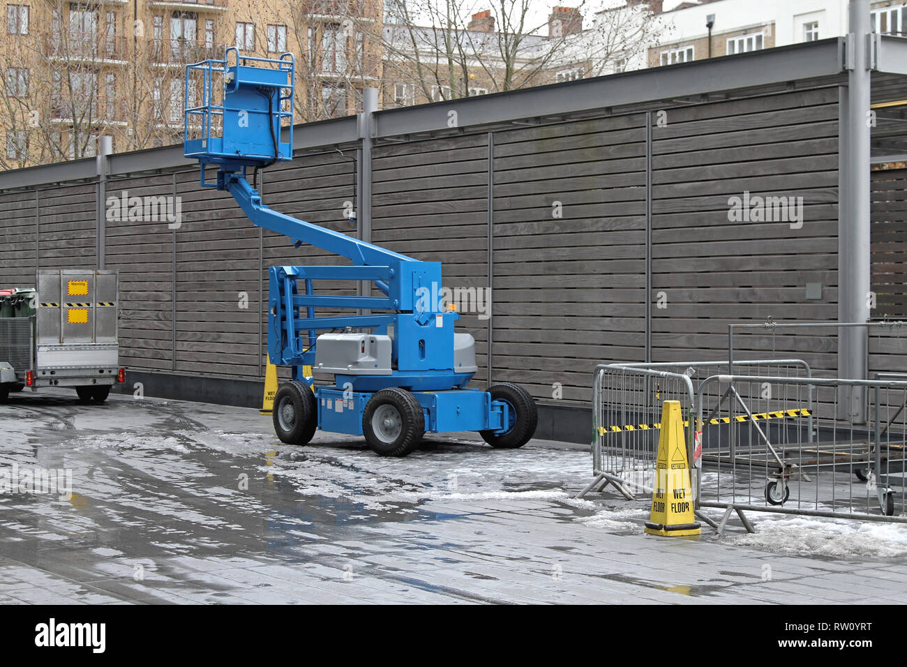 Articulated boom lift hi-res stock photography and images - Alamy