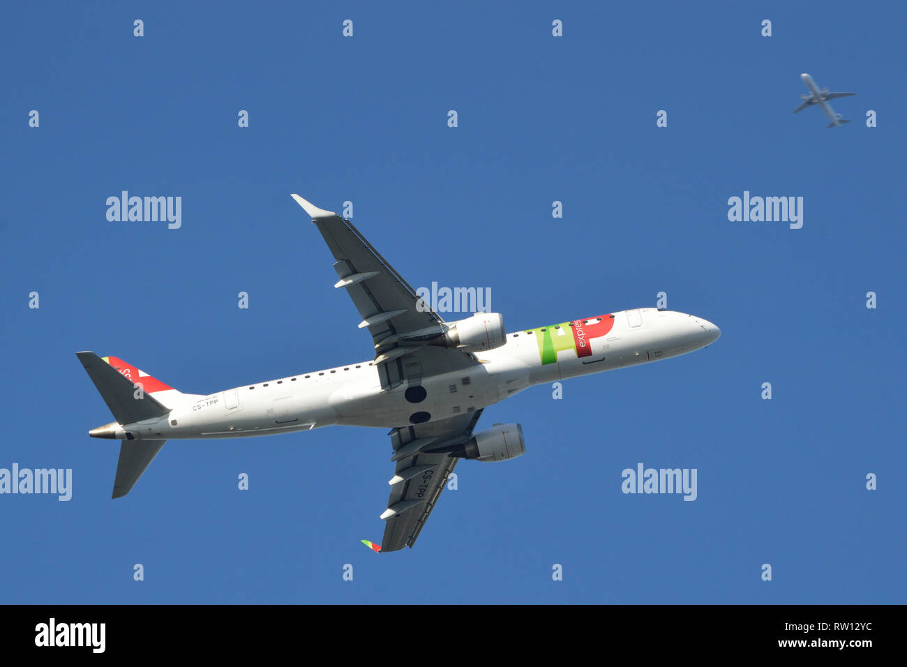 Flight routings hi-res stock photography and images - Alamy