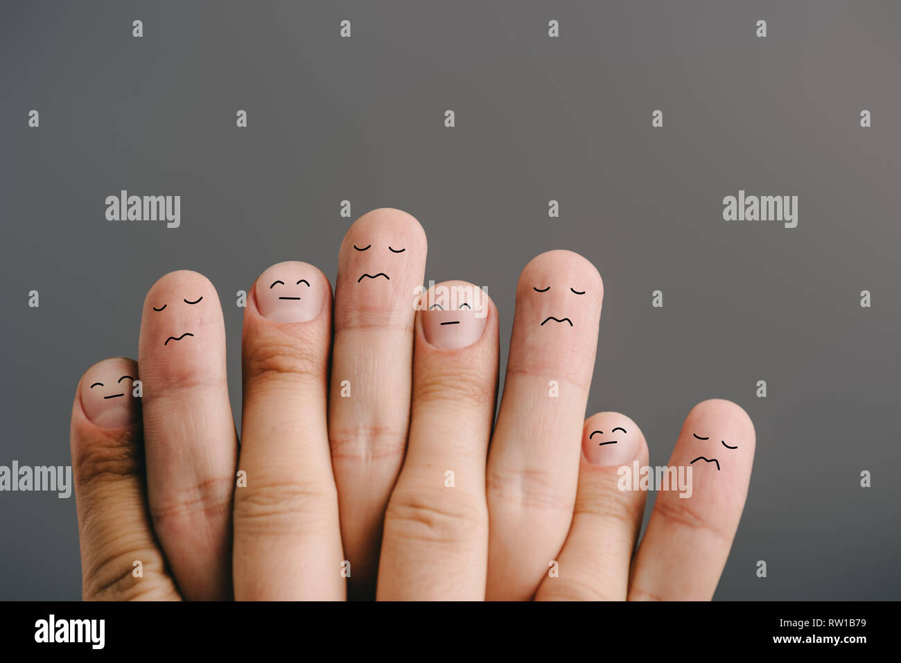Ковид пальцы. Эмоции на пальцах. Семья в виде пальцев. Пальцы с разными текстурами.
