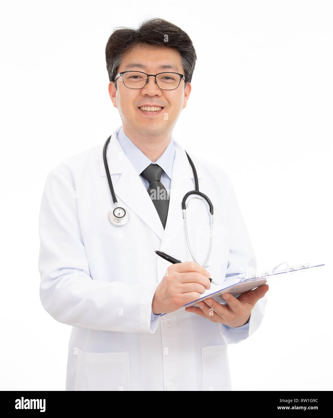 Врачи азиаты. Доктор Азиат. Врач казах. Азиат мужчина у доктора. Казахский врач на белом фоне.