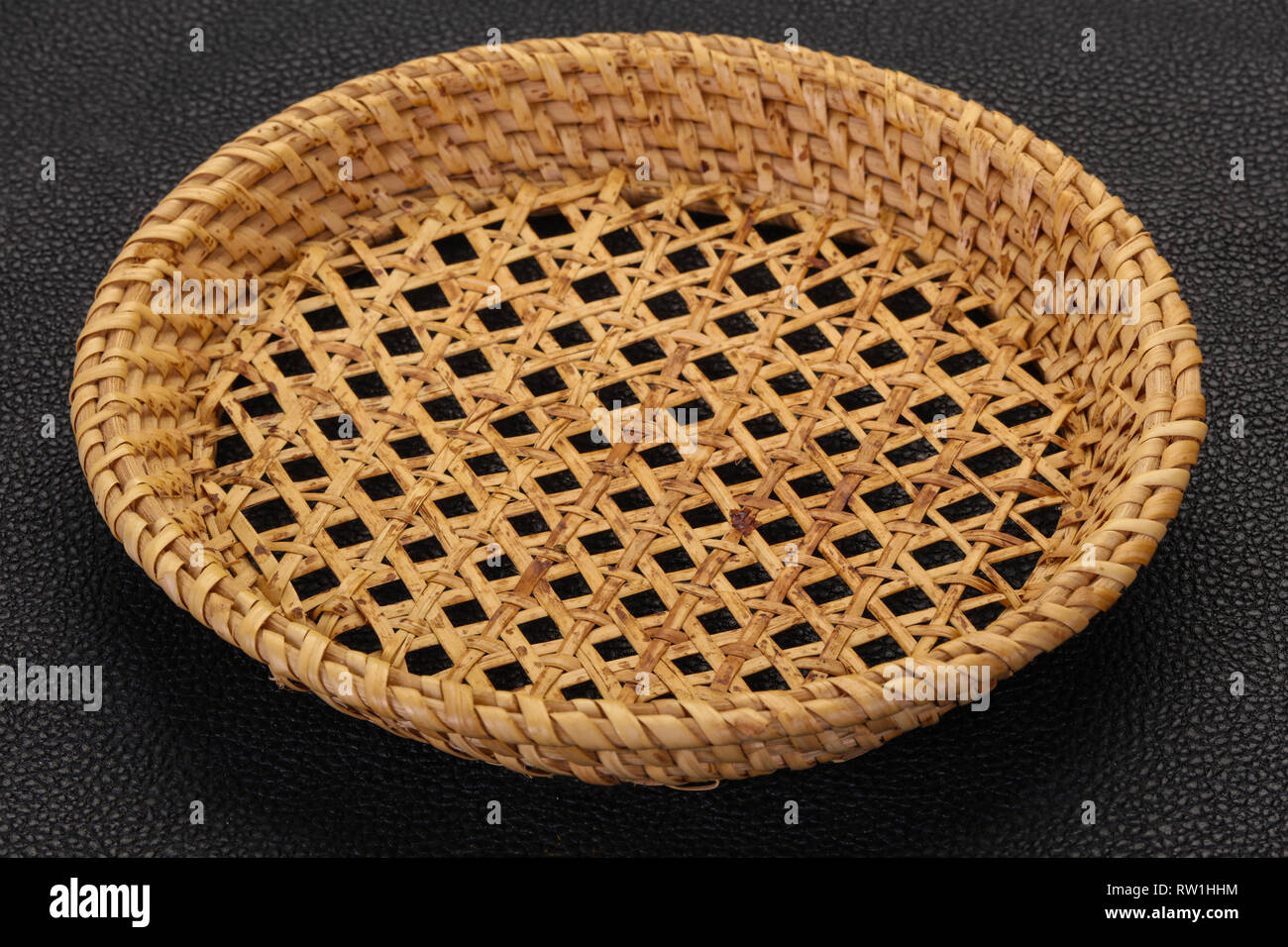 Empty wooden wicker plate basket hi-res stock photography and images - Alamy