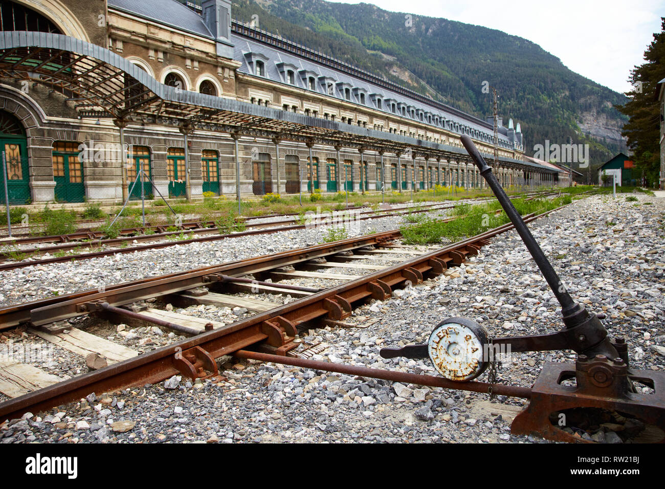 Canfranc, Spanien. 02nd June, 2012. The disused railway station of Canfranc in the Pyrenees, Spain. Built 1902-1927, closed in 1970 | usage worldwide Credit: dpa/Alamy Live News Stock Photo