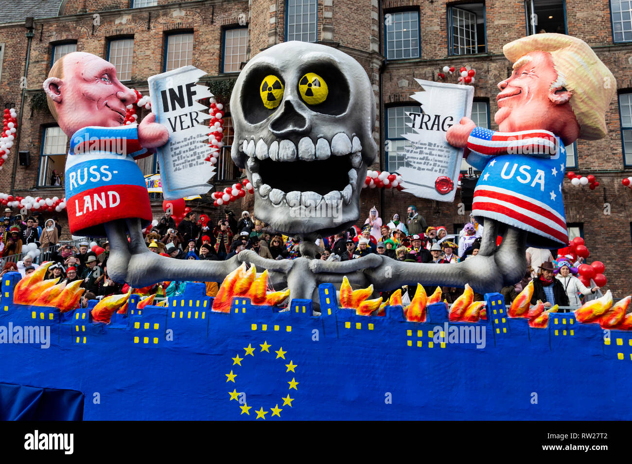 Düsseldorf, Germany. 4th March 2019. The annual Rosenmontag (Rose Monday or Shrove Monday) carnival parade takes place in Düsseldorf. Carnival float designed by Jacques Tilly depicting Vladimir Putin and Donald Trump tearing up the INF nuclear arms reduction treaty. Photo: Vibrant Pictures/Alamy Live News Stock Photo