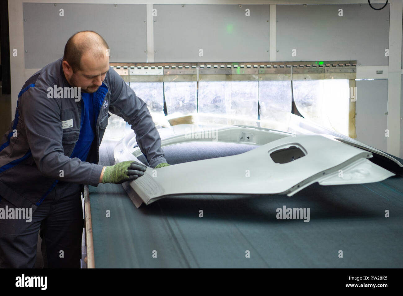 Wolfsburg Germany 01st Mar 19 An Employee Checks Side Parts Of The Volkswagen Golf 7 In The Vw Plant S Press Shop Credit Christophe Gateau Dpa Alamy Live News Stock Photo Alamy