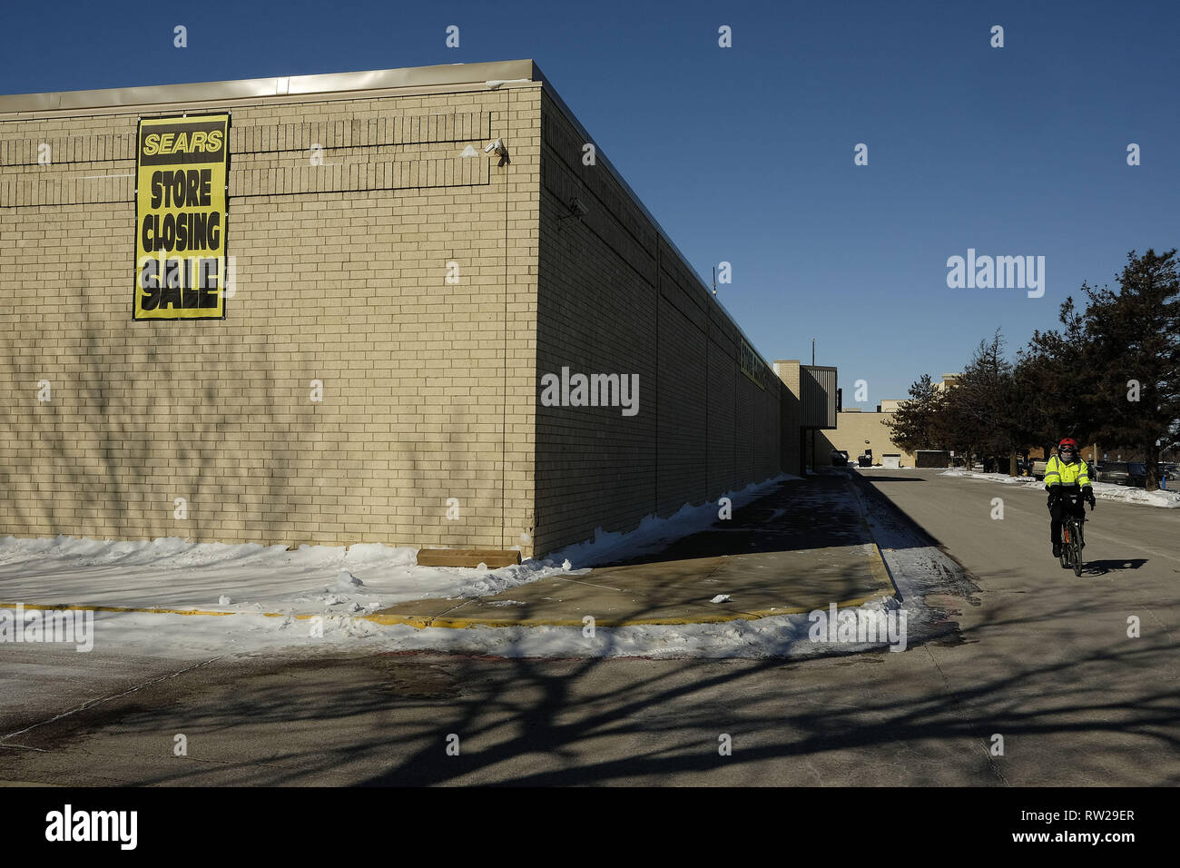 Sioux City, IOWA, USA. 4th Mar, 2018. A bicyclist rides past a Sears