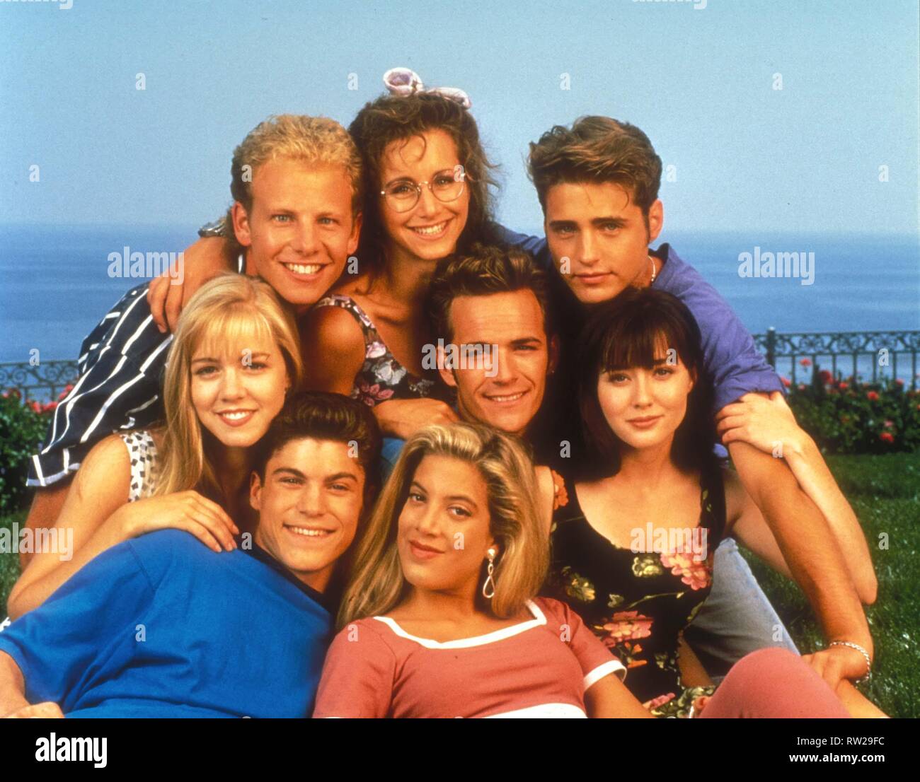 Actor LUKE PERRY (11 October 1966 - 4 March 2019) best known for his roles on TV shows 'Beverly Hills 90210' and 'Riverdale', died on Monday at the age of 52 after suffering a massive stroke last week. PICTURED: 'Beverly Hills 90210' cast photo: LUKE PERRY, JASON PRIESTLEY, JENNY GARTH, SHANNON DOHERTY, BRIAN AUSTIN GREEN, TORI SPELLING, GABRIEL CARTERIS, and IAN ZIERING. (Credit Image: © Globe Photos/ZUMApress.com) Stock Photo