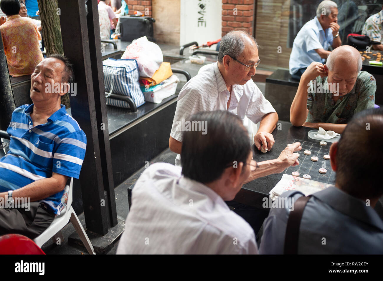 Cingapura-09 JUN 2018: Velho Chinês Joga Xadrez Na Cidade De Cingapura  China, Praça Aberta Imagem de Stock Editorial - Imagem de movimento,  verificadores: 161642239