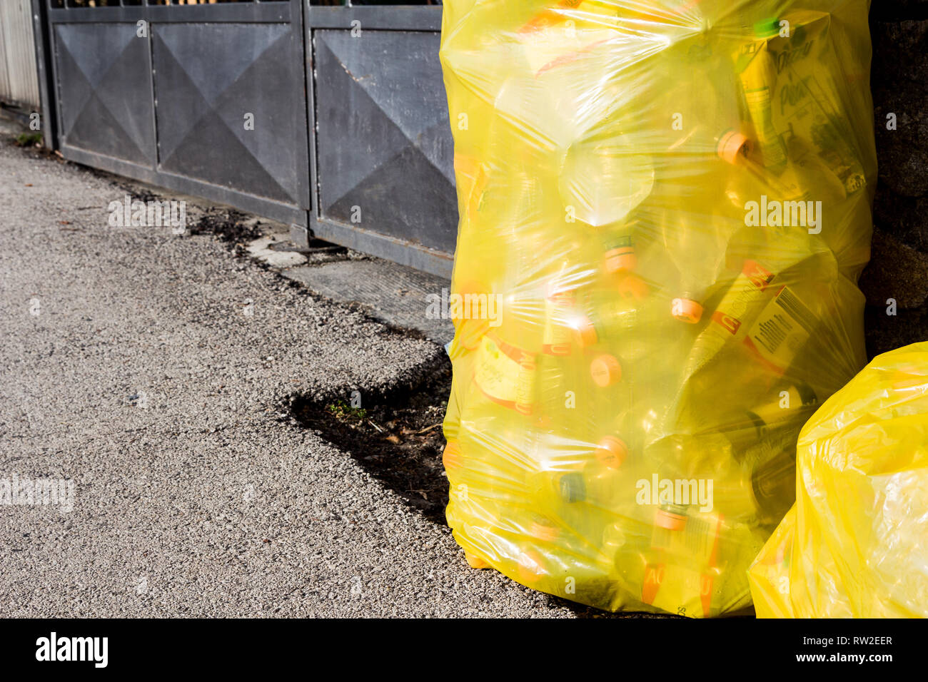 https://c8.alamy.com/comp/RW2EER/yellow-bags-of-separate-collection-of-plastic-waste-in-the-street-RW2EER.jpg