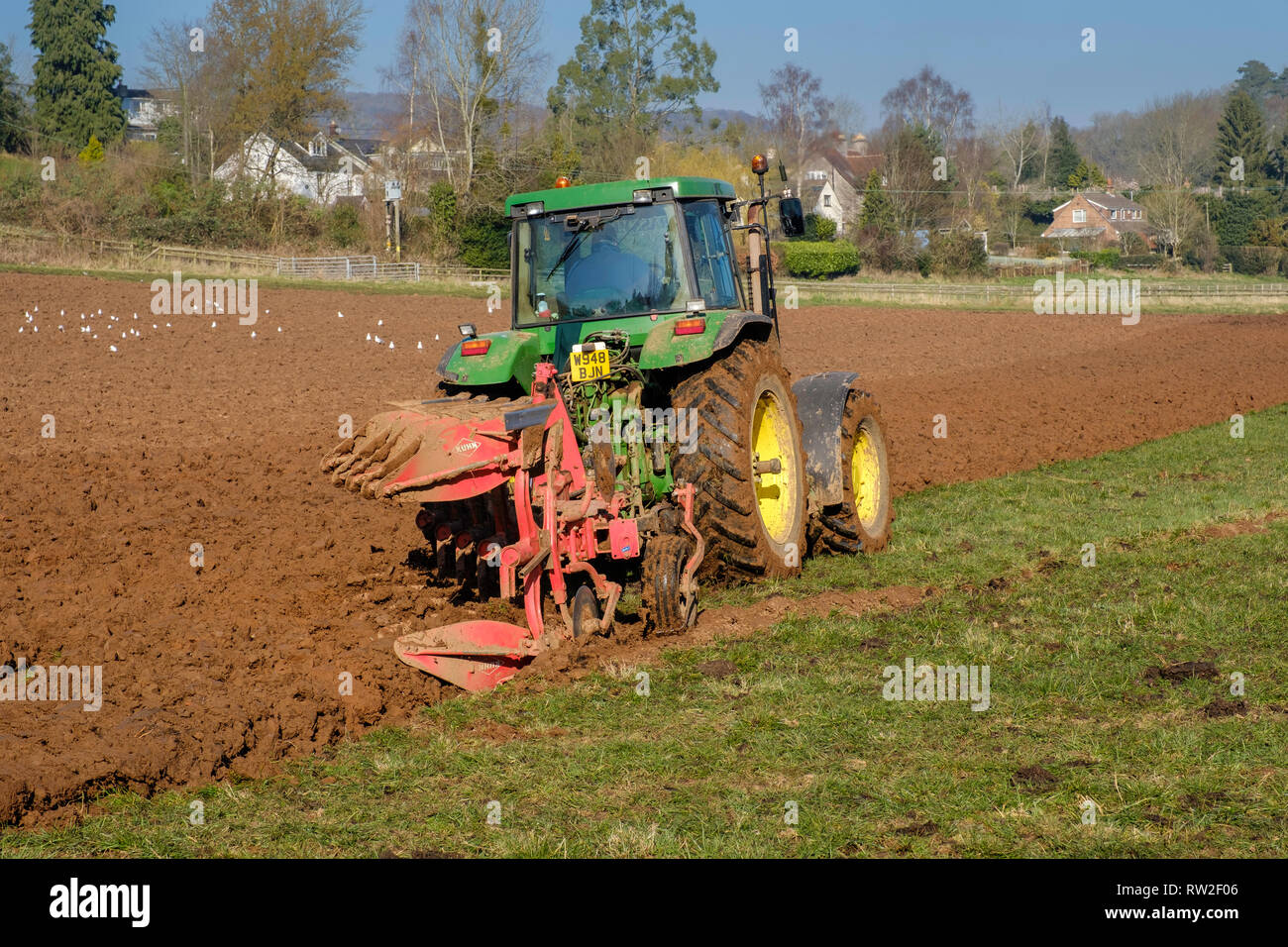 TRACTOR SPRING PLOUGHING IN GLOUCESTERSHIRE, ENGLAND UK Stock Photo
