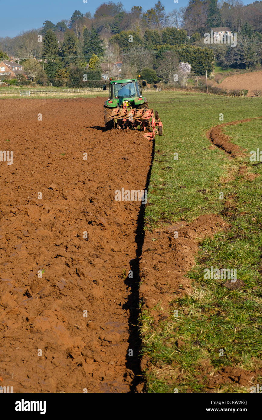 TRACTOR SPRING PLOUGHING IN GLOUCESTERSHIRE, ENGLAND UK Stock Photo