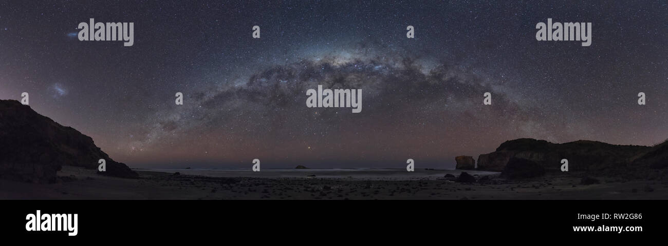 Milky way fully arching over Piha beach New Zealand Stock Photo - Alamy