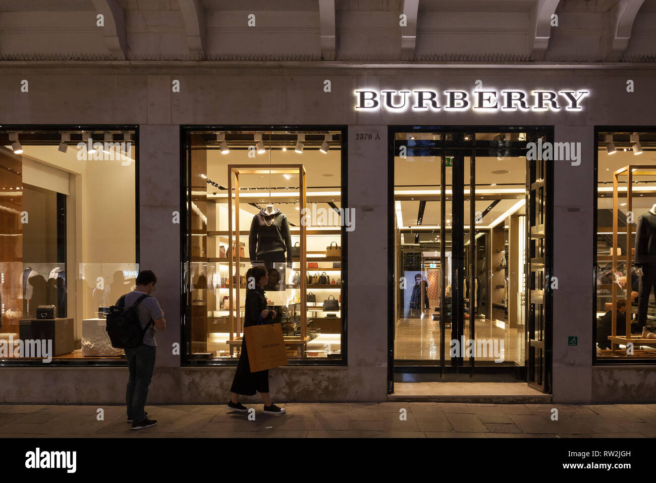 Burberry retail outlet in Calle Larga XXII Marzo, San Marco, Venice,  Veneto, Italy illuminated at night with signage with people passing. Luxury  goods Stock Photo - Alamy