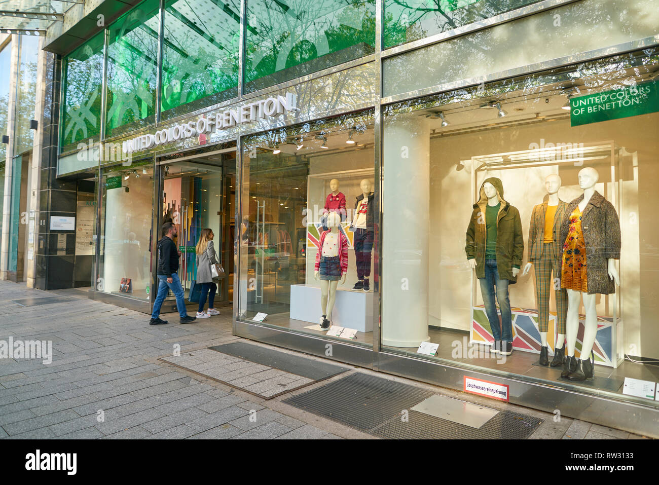 mastermind Afbrydelse indad DUSSELDORF, GERMANY - CIRCA SEPTEMBER, 2018: entrance to United Colors of  Benetton store in Dusseldorf Stock Photo - Alamy