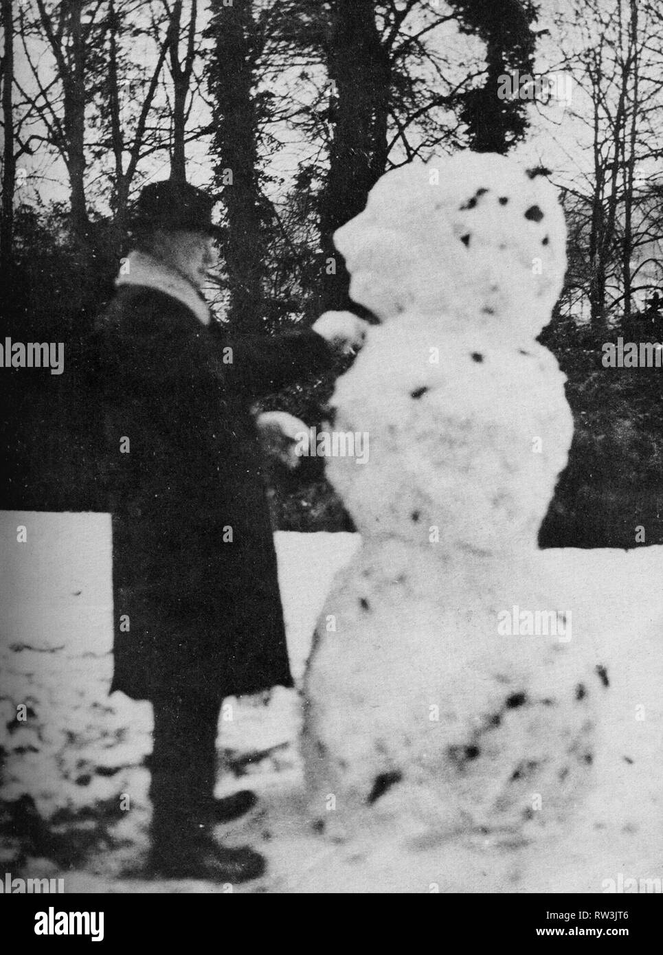Winston Churchill builds a snowman at Chartwell during the Great Snow of 1927-28. Stock Photo