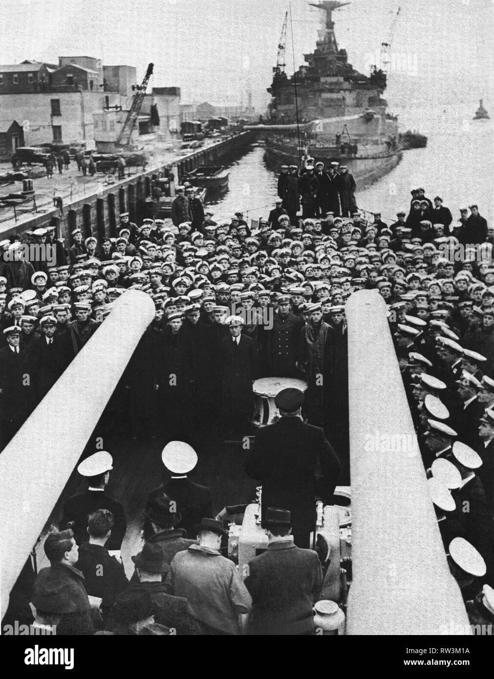 Churchill at Plymouth welcoming the crew of HMS Exeter returning from the Battle of the River Plate, where battleship Graf Spee was sunk. 14/2/1940 Stock Photo