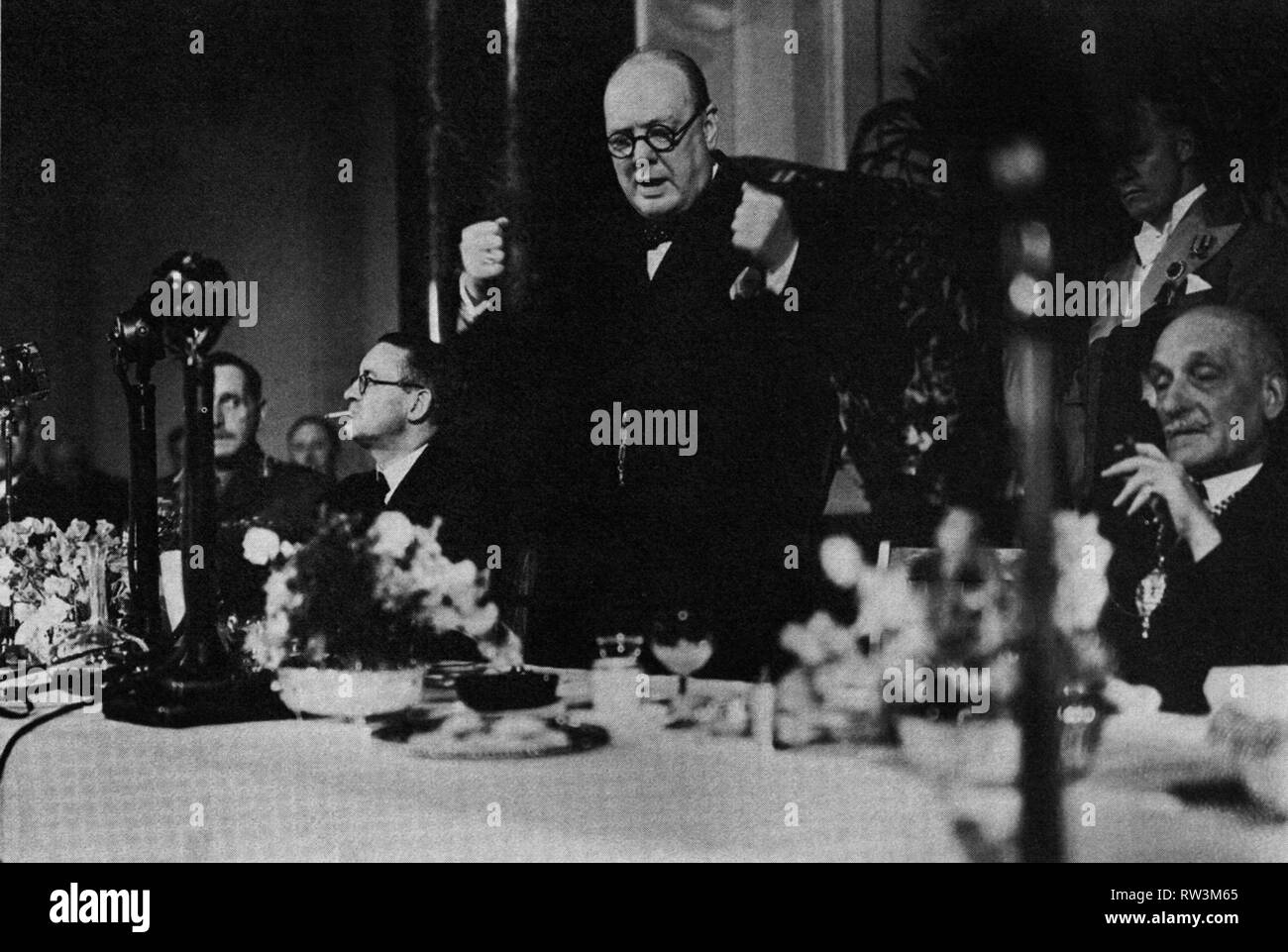 Winston Churchill lunching at County Hall, London where he made a speech outlining the progress of the war. 14th July 1941 Stock Photo