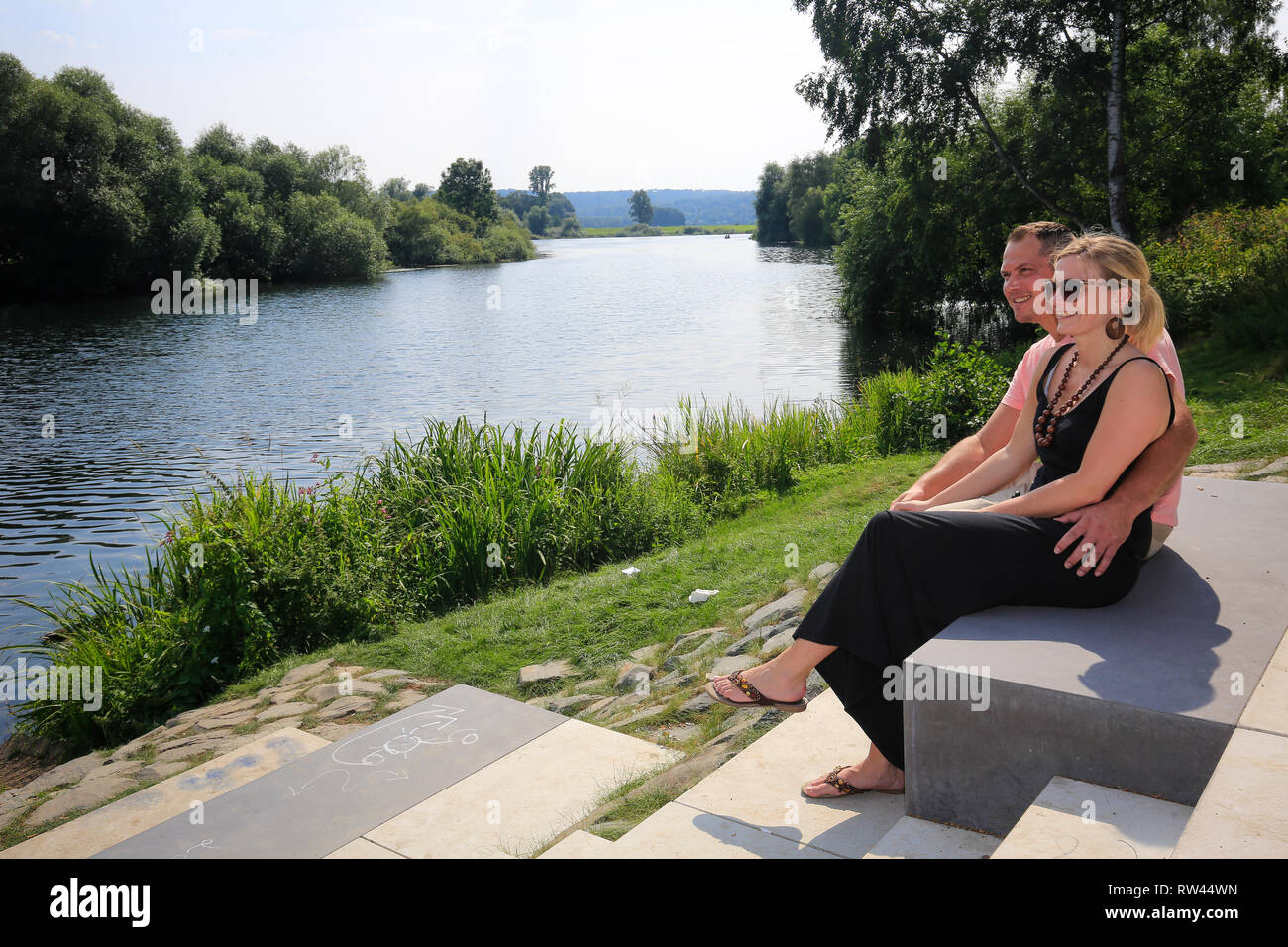 Essen, North Rhine-Westphalia, Ruhr area, Germany, Ruhr in the district of Steele, a young couple sits on the banks of the Ruhr, photographed on the o Stock Photo