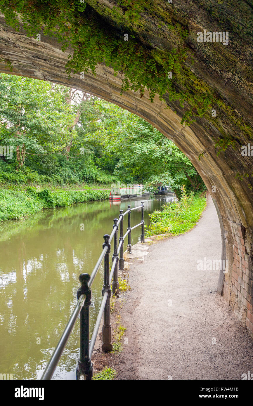 The tow path of the Kennet & Avon Canal in Bath, N.E. Somerset, England, UK Stock Photo