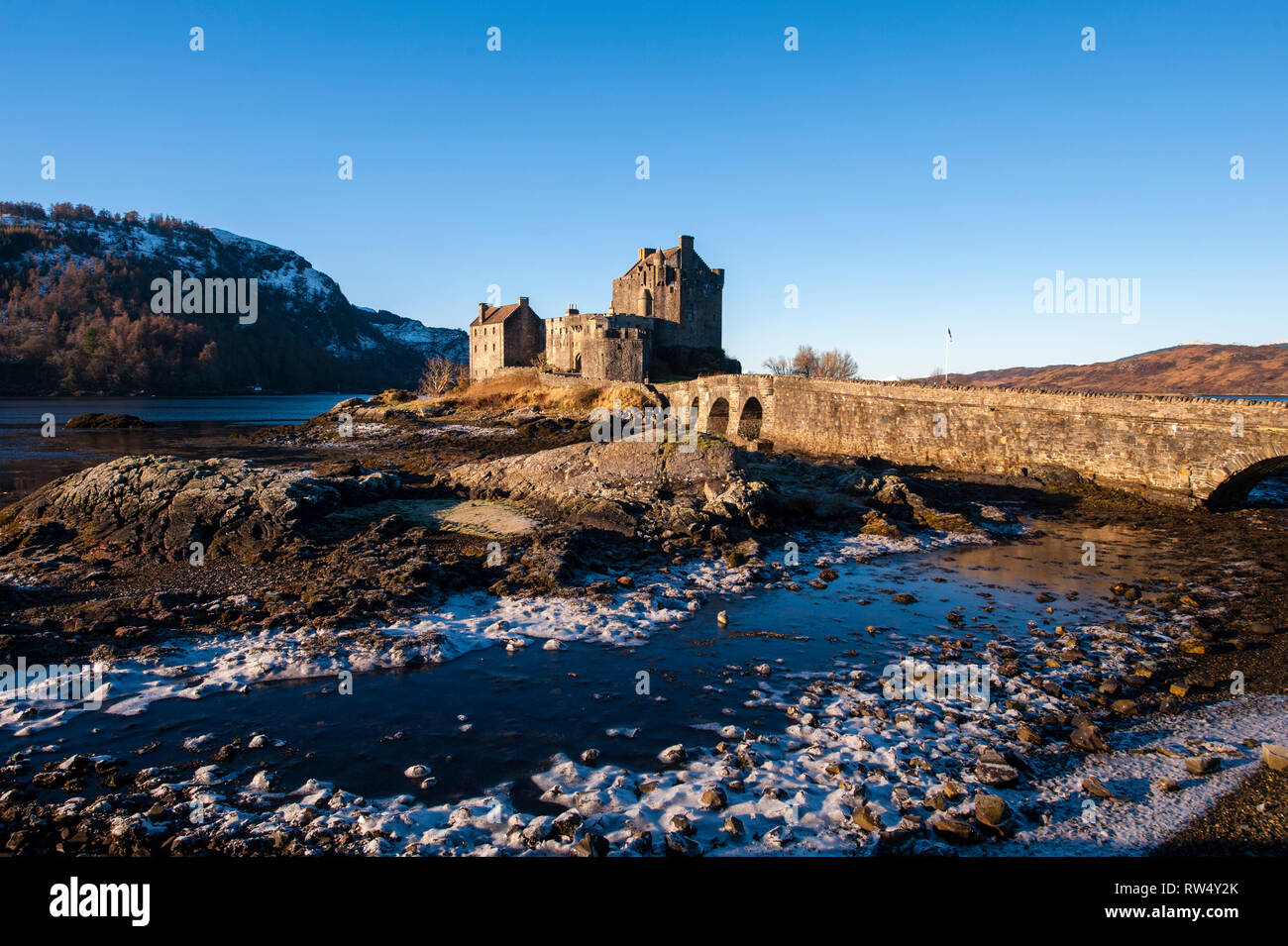 eilean-donan-castle-in-a-sunny-winter-morning-dornie-kyle-of-lochalsh