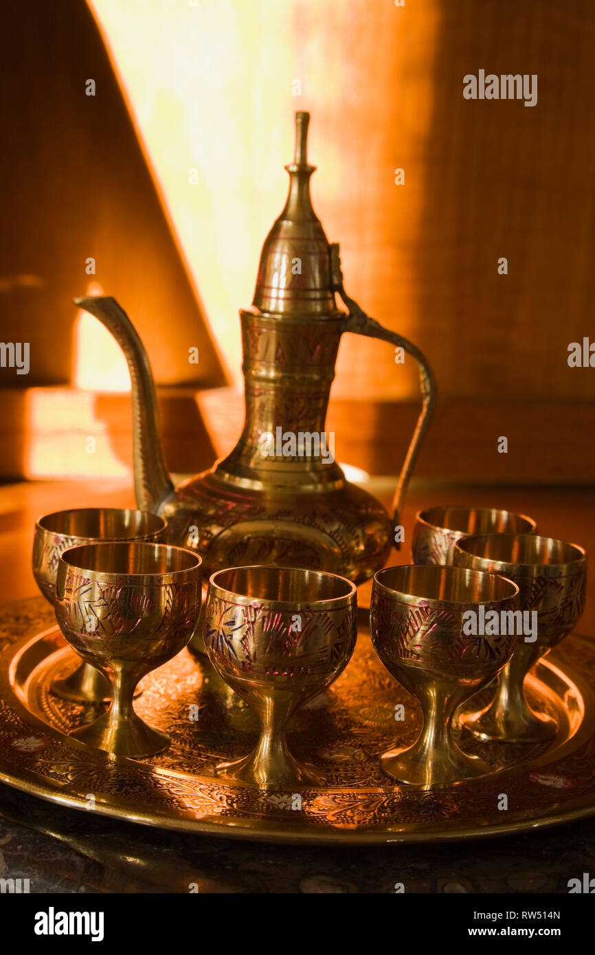 Moroccan tea kettle and goblets Stock Photo - Alamy